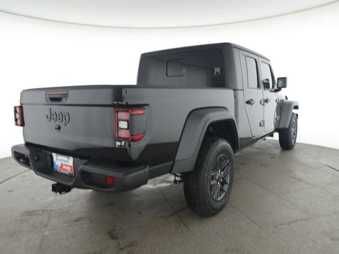 New 2025 Jeep Gladiator Sport image 4