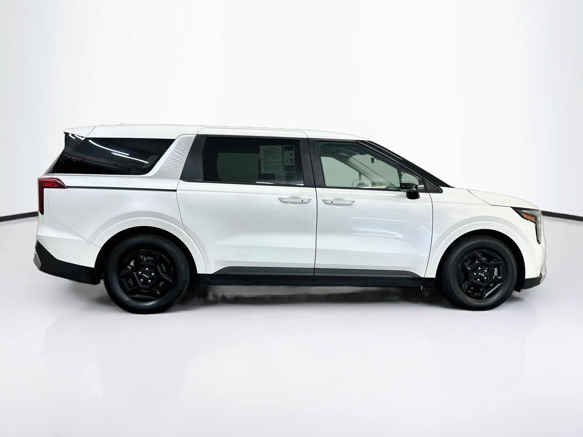 Used 2025 Kia Carnival FWD image 10
