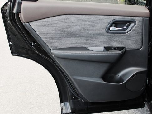 Certified 2022 Nissan Rogue SV image 17