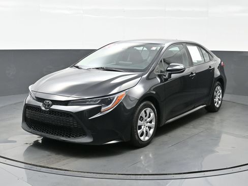 Used 2022 Toyota Corolla LE FWD image 2