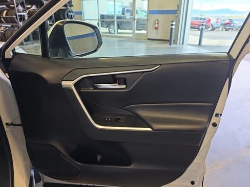 Used 2021 Toyota RAV4 XLE AWD/4WD image 32