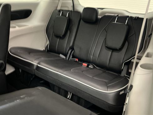 Used 2023 Chrysler Pacifica Limited FWD image 24