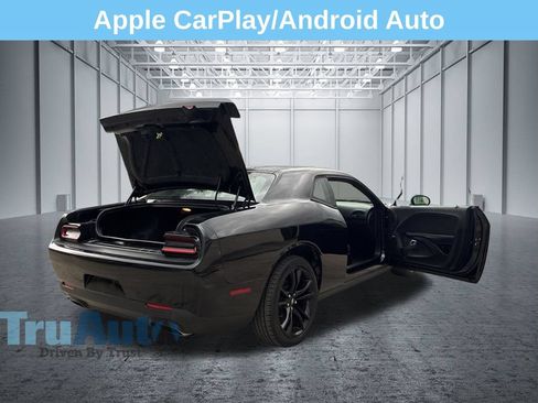 Used 2018 Dodge Challenger R/T w/ Driver Convenience Group RWD image 17