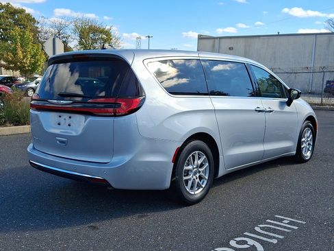 Used 2024 Chrysler Pacifica Touring-L image 6