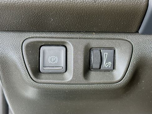 Used 2023 GMC Acadia SLE w/ Driver Convenience Package image 17