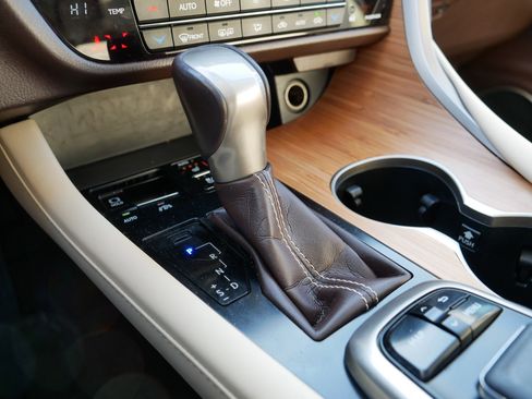 Used 2018 Lexus RX 350L Premium w/ Premium Package image 25