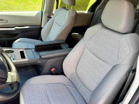 Used 2023 Toyota Sienna LE w/ LE Plus Package FWD image 9