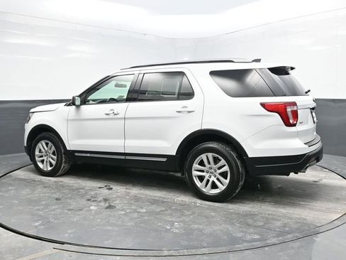 Used 2018 Ford Explorer XLT image 4