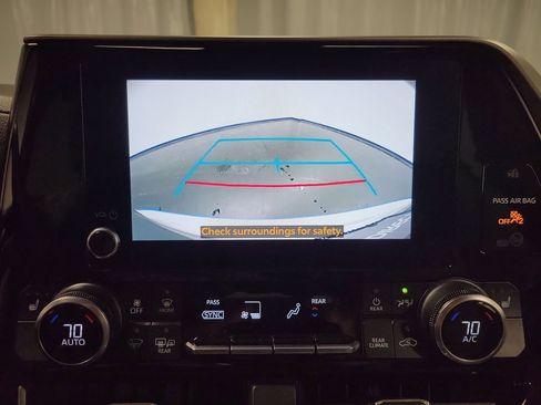 Used 2023 Toyota Highlander XLE AWD/4WD image 21