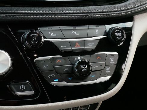 Used 2023 Chrysler Pacifica Touring-L FWD image 23