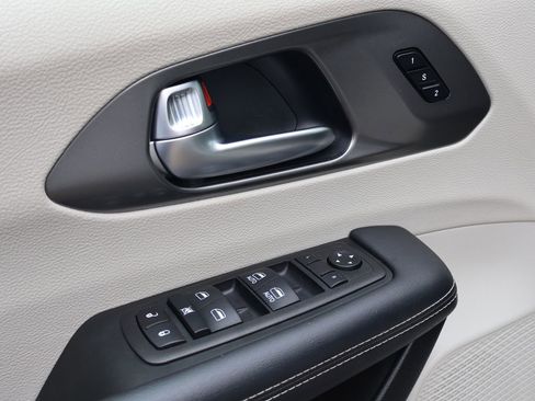 Used 2023 Chrysler Pacifica Touring-L image 19