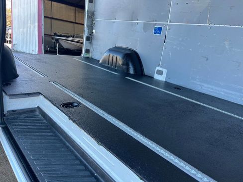 Used 2010 Freightliner Sprinter 2500 image 12