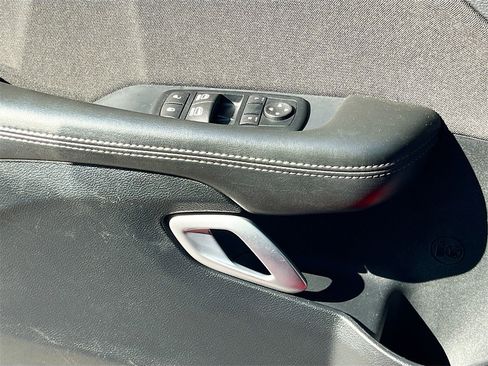 Certified 2015 Dodge Challenger SXT image 17