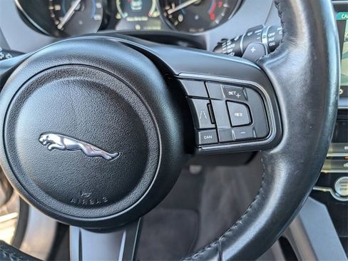 Used 2020 Jaguar F-PACE Premium image 15