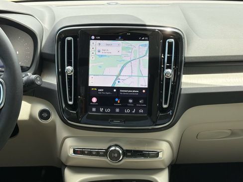 Used 2023 Volvo XC40 B5 Plus AWD/4WD image 14