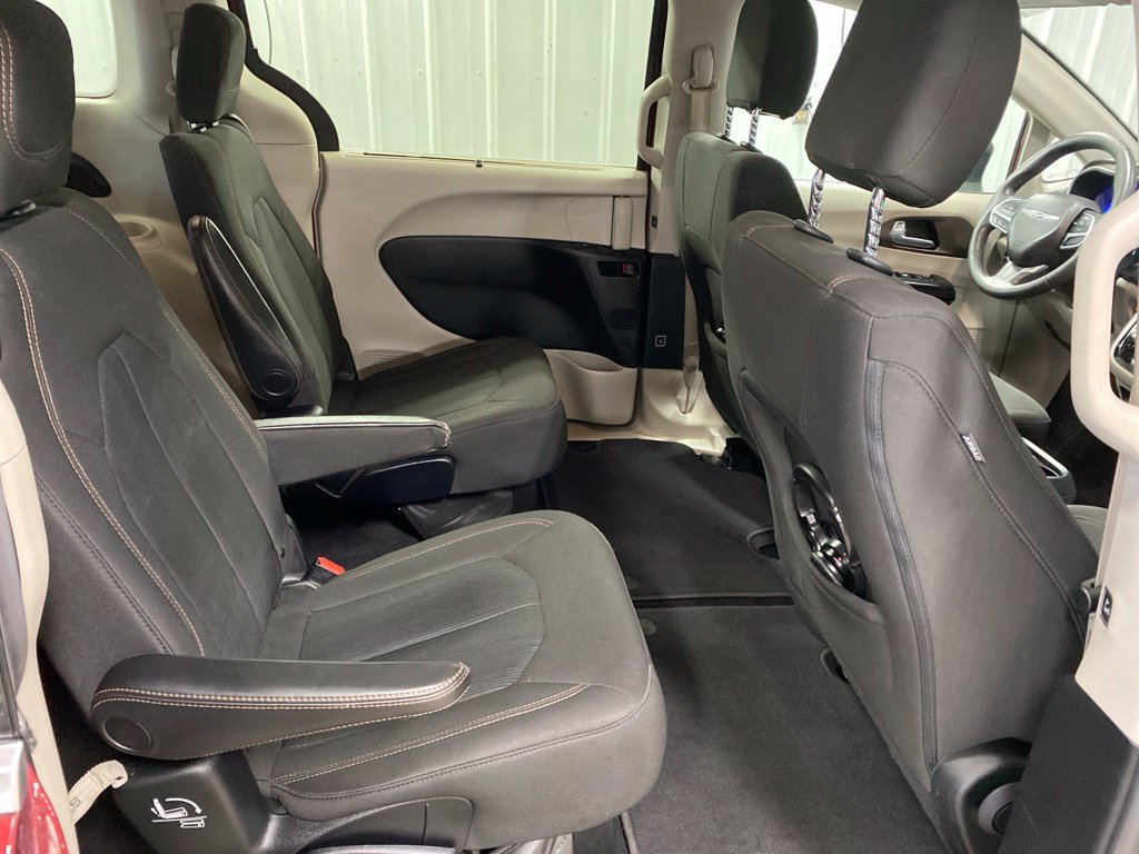 Used 2017 Chrysler Pacifica Touring Plus w/ Tire & Wheel Group FWD image 14