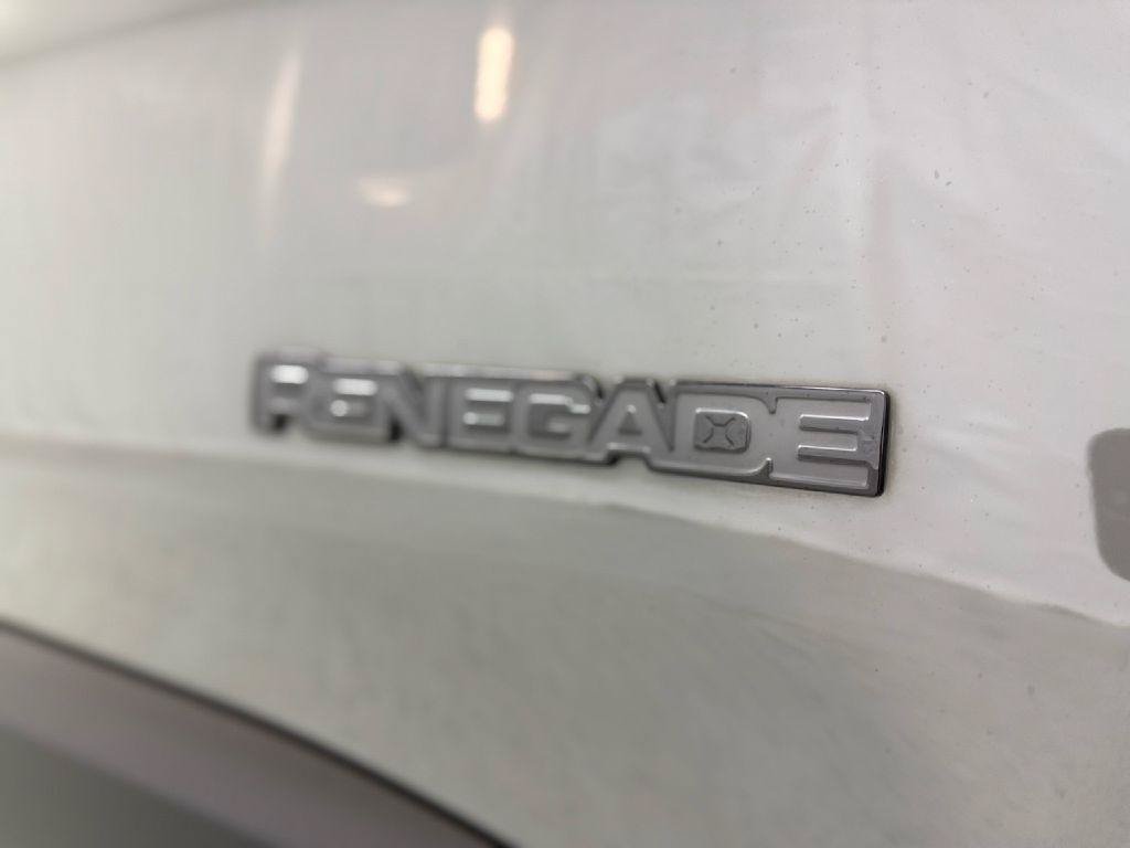 Used 2023 Jeep Renegade Latitude AWD/4WD image 34