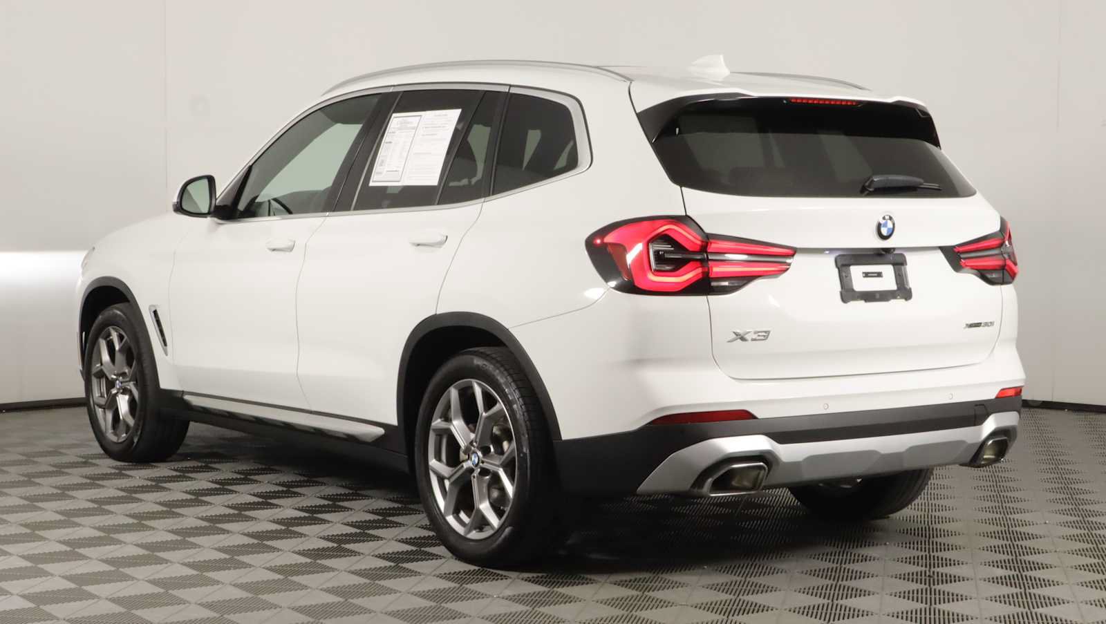 Used 2024 BMW X3 xDrive30i w/ Premium Package AWD/4WD image 4