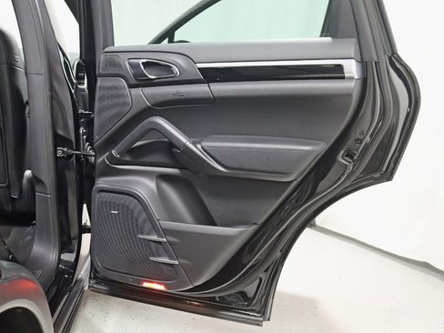 Used 2014 Porsche Cayenne Platinum Edition image 34