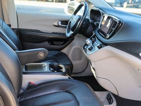 Used 2021 Chrysler Pacifica Touring-L image 17