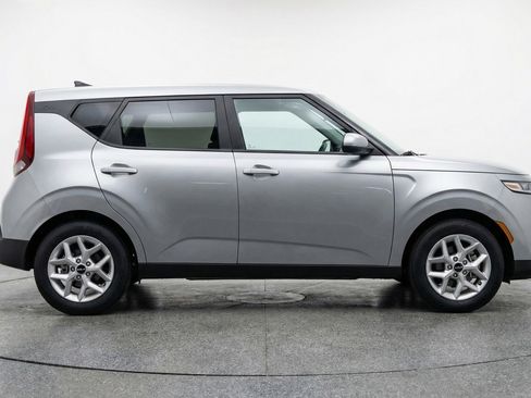 Used 2025 Kia Soul LX w/ LX Technology Package image 11