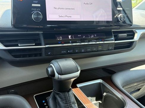 Certified 2022 Toyota Sienna XLE FWD image 24