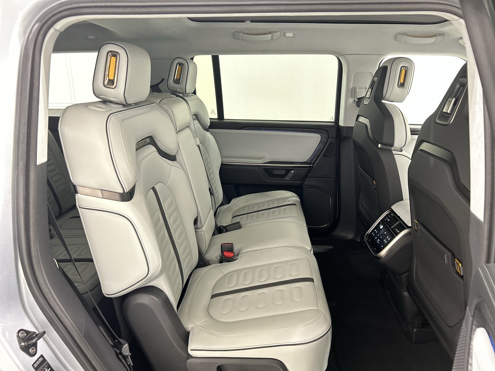 Used 2025 Rivian R1S Adventure Dual AWD/4WD image 23