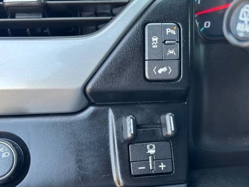 Used 2018 Chevrolet Suburban LT w/ Luxury Package RWD image 14