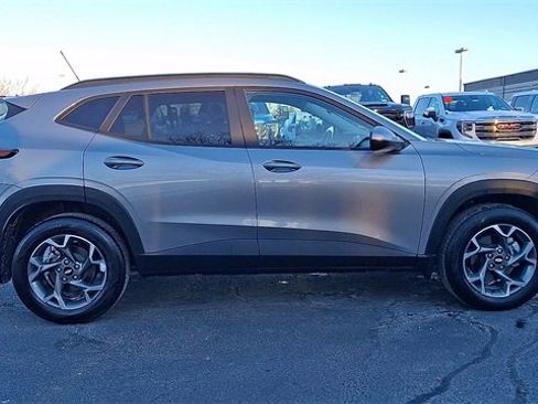 Certified 2025 Chevrolet Trax LT w/ Driver Confidence Package image 9