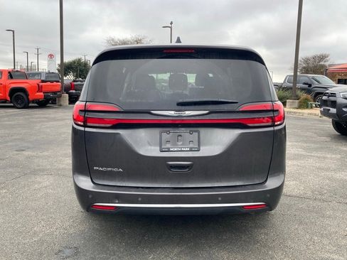 Used 2023 Chrysler Pacifica Touring-L image 6