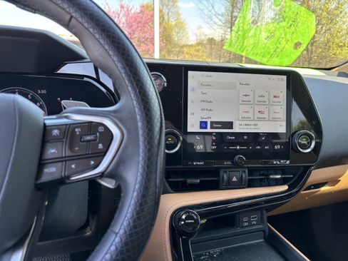 Used 2024 Lexus NX 250 FWD w/ Towing Package (2000 Lbs) image 18