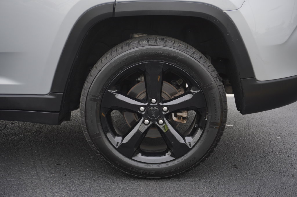 Used 2023 Jeep Grand Cherokee Altitude AWD/4WD image 11