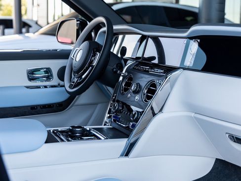 Used 2025 Rolls-Royce Cullinan image 60