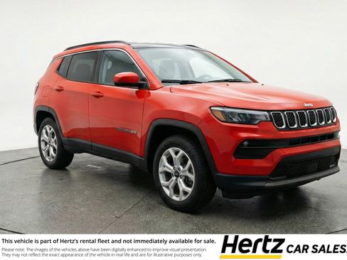 Used 2025 Jeep Compass Latitude image 1