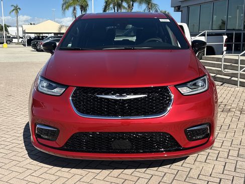 New 2026 Chrysler Pacifica Limited FWD image 4