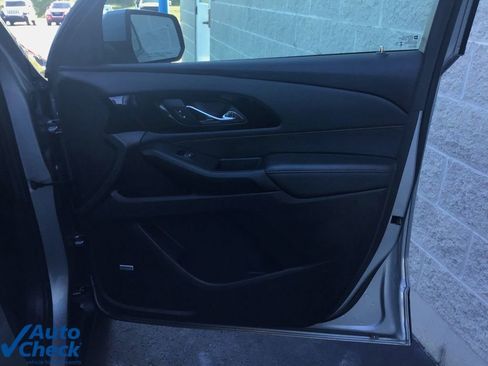 Used 2023 Chevrolet Traverse RS image 28