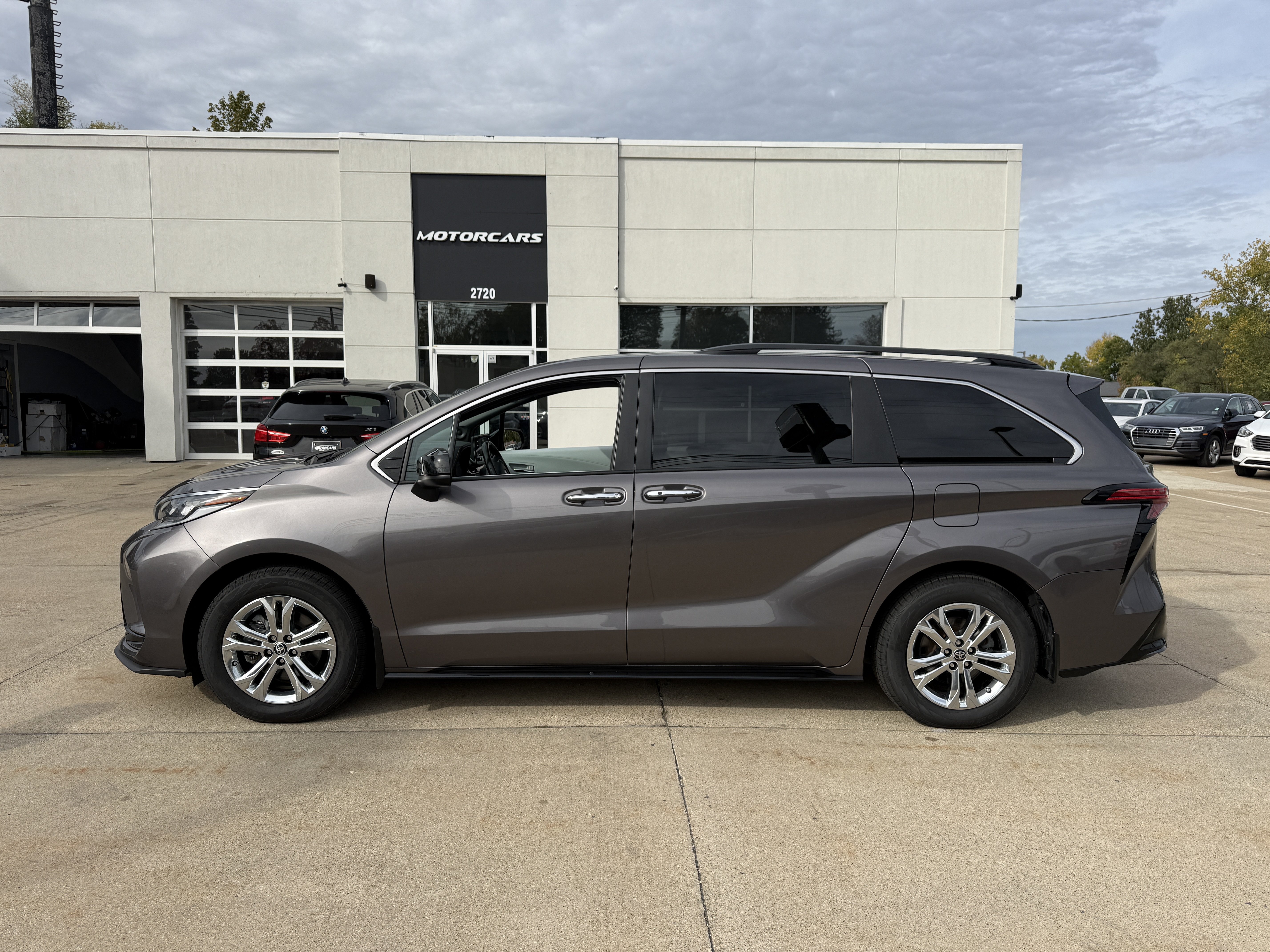 Used 2022 Toyota Sienna XSE AWD/4WD image 3