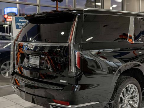 Used 2021 Cadillac Escalade ESV Premium Luxury w/ LPO, Floor Liner Package AWD/4WD image 12
