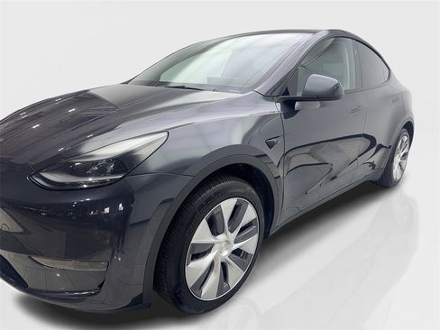 Used 2024 Tesla Model Y Long Range image 11