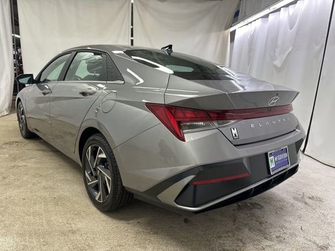 Used 2025 Hyundai Elantra SEL image 3