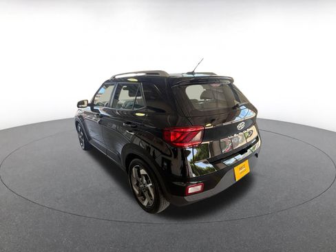 Used 2025 Hyundai Venue SEL FWD image 4
