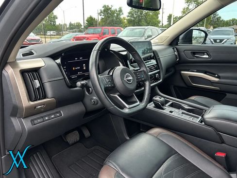Used 2022 Nissan Pathfinder Platinum w/ Cargo Package FWD image 12