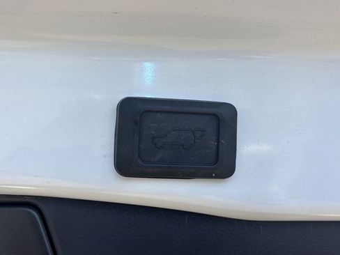 Used 2021 Toyota RAV4 XLE w/ Convenience Package image 9