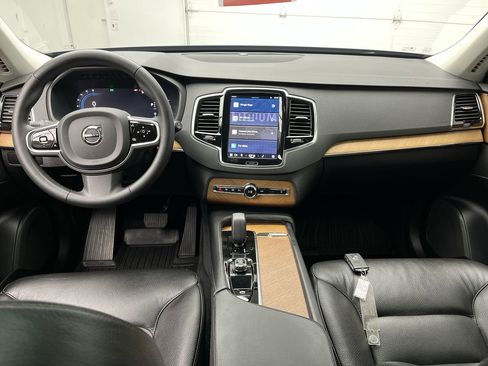 Used 2023 Volvo XC90 B6 Plus image 4