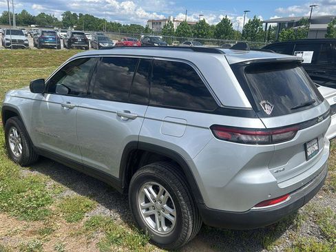 Used 2022 Jeep Grand Cherokee Laredo AWD/4WD image 5