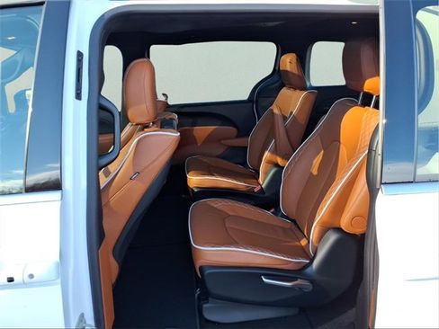 New 2026 Chrysler Pacifica Pinnacle w/ Trailer Tow Group image 10