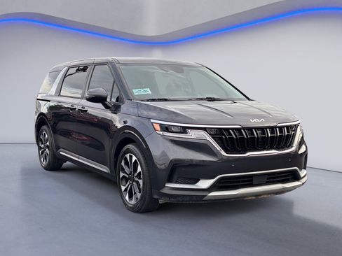 Used 2024 Kia Carnival EX image 8