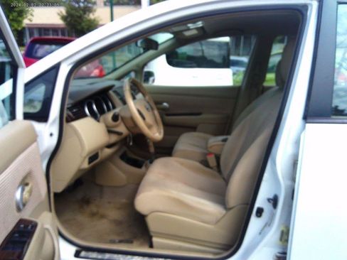 Used 2011 Nissan Versa Hatchback w/ Premium Pkg FWD image 7