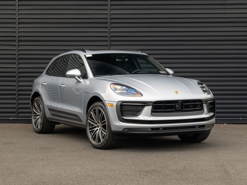 Certified 2026 Porsche Macan AWD/4WD image 10
