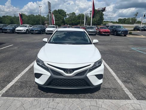 Used 2019 Toyota Camry SE FWD image 2